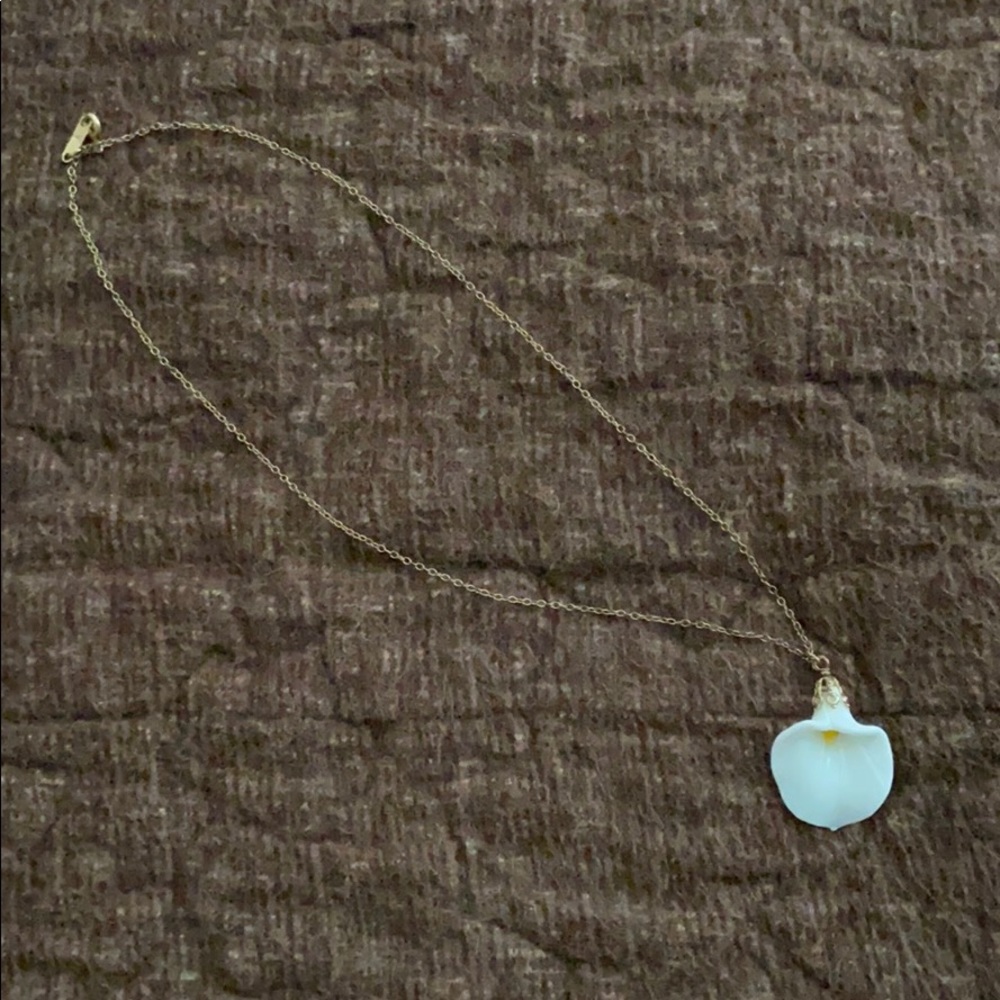 ✨2 for $20 jewelry sale!✨Calla Lily necklace!